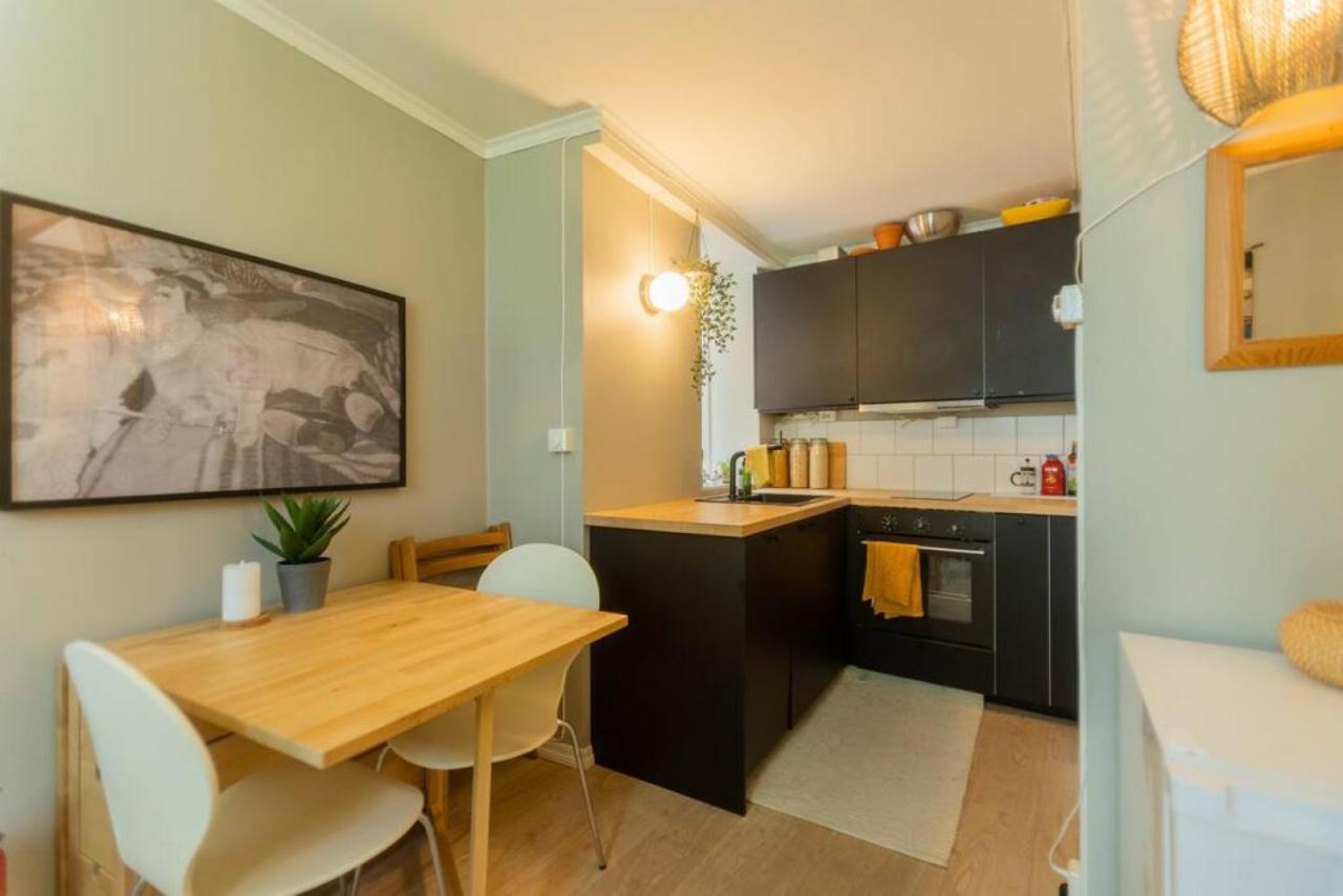 Дом отдыха Dinbnb Homes I Cozy Cellar In Historical Cobblestone Street