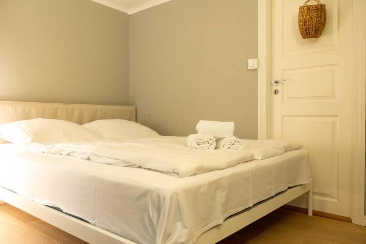 Дом отдыха Dinbnb Homes I Cozy Cellar In Historical Cobblestone Street